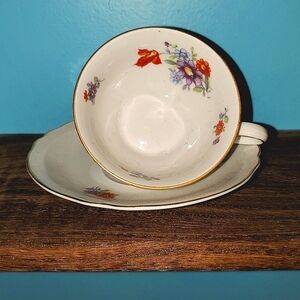 Beautiful DAINTY FLOWER TEACUP & SAUCER